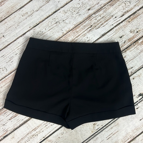 Express Shorts - Blouse Material - Picture 2 of 4